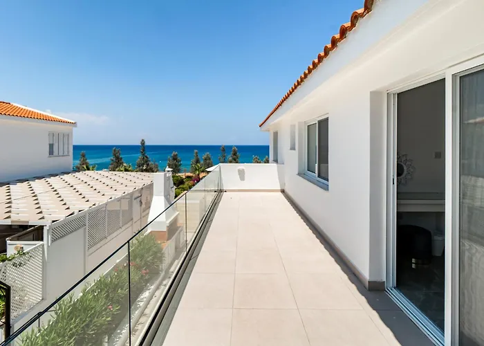 Front Aqua Marina By Ezoria Vilă