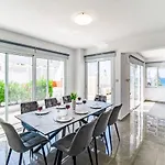 Front Aqua Marina By Ezoria Villa *