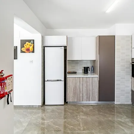 Front Aqua Marina By Ezoria Villa Paralimni