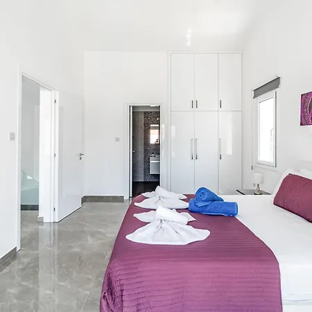 Villa Front Aqua Marina By Ezoria