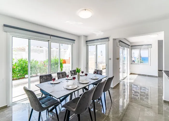 Front Aqua Marina By Ezoria Villa *